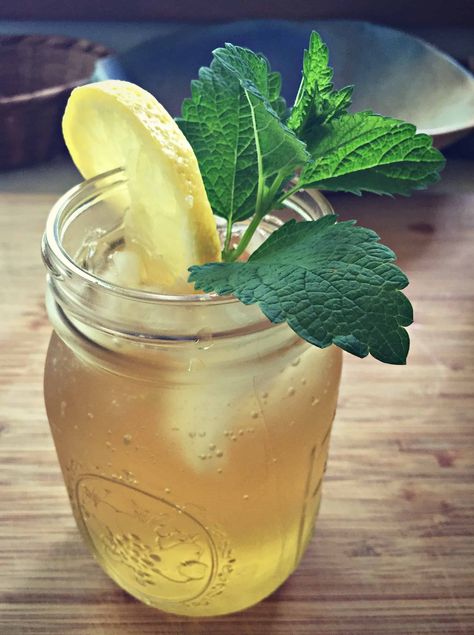 You may not have heard of lemon balm, but you've probably seen it. An edible and medicinal herb, it's time to start growing and foraging for lemon balm! Growing Lemon Balm, Lemon Balm Recipes, Tea With Lemon, Lemon Balm Tea, How To Grow Lemon, Healing Tea, Herbal Salves, Lemon Benefits, Dried Lemon