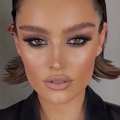 Charcoal Smokey Eye, Cool Toned Smokey Eye Makeup, Daytime Smokey Eye, Tone Makeup, Skin Tone Makeup, Smokey Eye Makeup Look, Smokey Eye Tutorial, Creative Makeup Looks, Glamour Makeup