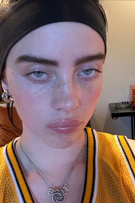 Billie Eilish Look Alike, Billie Eilish Without Makeup, Billie Eilish Eyebrows, Billie Eilish Bangs, Billie Eilish Makeup, Cristiano Jr, Billie Eilish Vídeos, Billie Eillish, Daily Beauty Routine