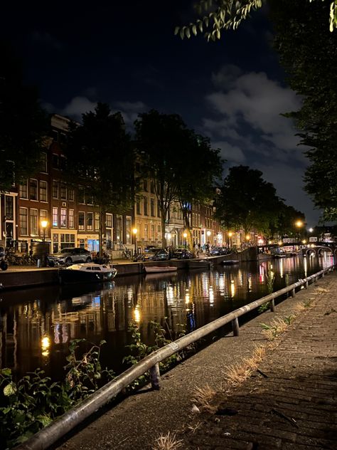 Amsterdam At Night Aesthetic, Amsterdam Aesthetic Night, Europe At Night, Amsterdam Girls, Amsterdam At Night, Amsterdam Night, Amsterdam Winter, Amsterdam Aesthetic, Building Aesthetic