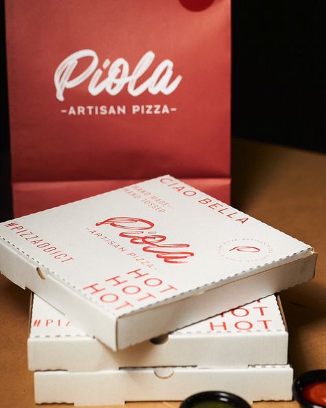 Piola Artisan Pizza on Behance Cool Pizza Box Design, Pizza Branding Identity, Pizza Branding Design, Traeger Pizza, Pizza Advertising, Behance Presentation, Fast Food Salads, Pizza Photography, Pizza Project