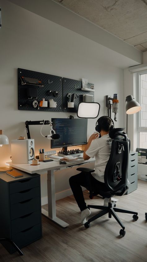 Software Engineer Room Setup, Home Office Software Engineer, White Desktop Setup, Decorating Tv Stand, Developer Desk Setup, Tv Stands Ideas, Programmers Desk Setup, Programmer Desk Setup, Programmer Office