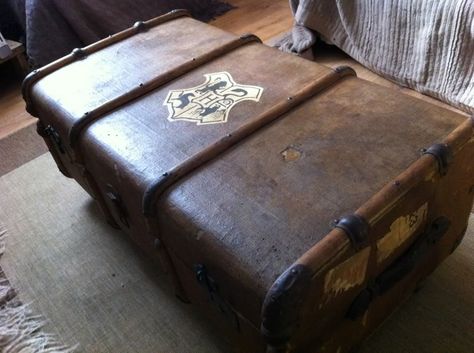 A Hogwart's emblazoned steamer trunk used as a coffee table. Nerd perfection. Harry Potter Suitcase, Harry Potter Luggage, Harry Potter Trunk, Hogwarts Trunk, Nerd Decor, Stile Harry Potter, Harry Potter Bedroom, Anniversaire Harry Potter, Images Harry Potter