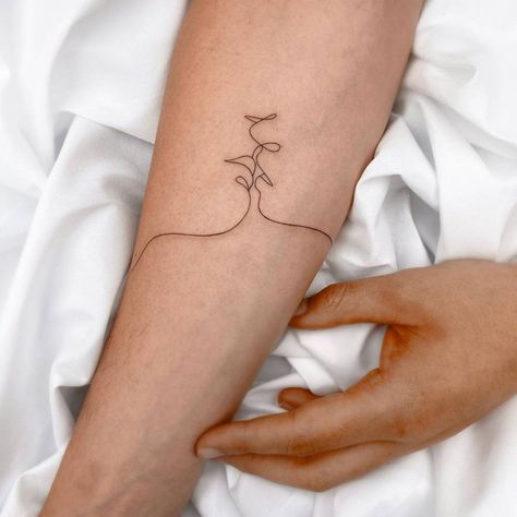 Outline Of Two People Kissing Tattoo, Fine Line Kiss Tattoo, Kissing Line Tattoo, One Line Kiss Tattoo, Kissing Tattoo Ideas, Line Art Tattoos Couple Kissing, Small Kiss Tattoo, Fine Line Love Tattoo, Fine Line Person Tattoo