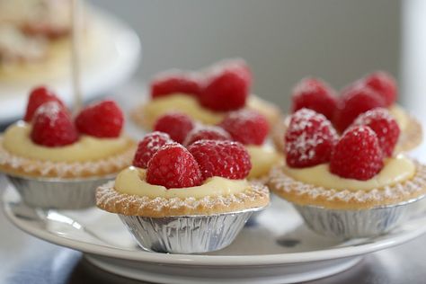 Vanilla Custard Tarts with Fresh Raspberries Custard Tarts Recipe, Custard Tarts, Thermomix Desserts, Custard Tart, Individual Desserts, Fresh Raspberries, Mini Tart, Vanilla Custard, Thermomix Recipes