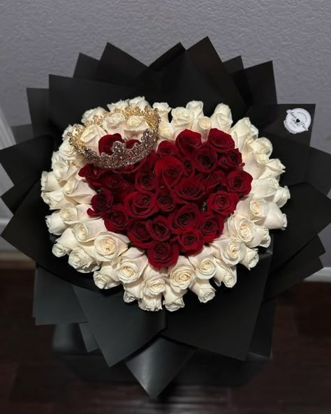 Heart Rose Bouquet, Bouqette Of Flower, Valentine Roses Bouquet, Ribbon Flowers Bouquet Ideas, Flower Bouquet Luxury, Real Flower Bouquet, 100 Red Roses, Heart Bouquet, Roses Bouquet Gift