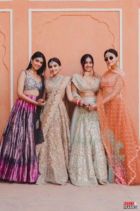 Wedding Photography Poses Family, Bridesmaid Poses, Bridesmaid Photoshoot, Sisters Photoshoot Poses, Sister Poses, Sisters Photoshoot, Bride Photography Poses, Indian Wedding Photography Poses, Bridal Poses