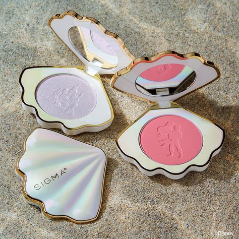 DISNEY THE LITTLE MERMAID HIGHLIGHTER Sea the magic with this light-reflecting pressed powder highlighter. The long-wearing formula easily blends into your skin to create a radiant, high-impact glow. Available only to U.S. and Canada. Not eligible for any discounts. ©Disney DETAILS Shade Available:Seashell - Soft pearlescent metallic Dimensions per product: W/o packaging: 70mm x 15mm x 59mmWith packaging: 60mm x 17mm x 60mm Net: 0.14oz/4gGross: 40g HOW TO USE Using your favorite highlighter brus Cute Makeup To Buy, Cool Makeup Products, Cute Makeup Packaging, Which Makeup, New Makeup Products, Little Mermaid Wedding, Makeup Things, Cute Blush, Mermaid Stuff