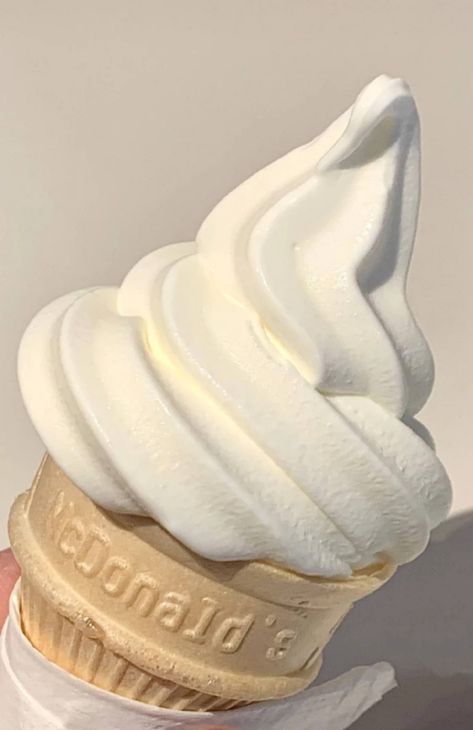 Aesthetic Ice Cream, Ice Cream Wallpaper, Wallpaper Food, Ice Cream Photography, Yummy Ice Cream, Cream Aesthetic, Cute Food Drawings, Soft Serve Ice Cream, On Wallpaper