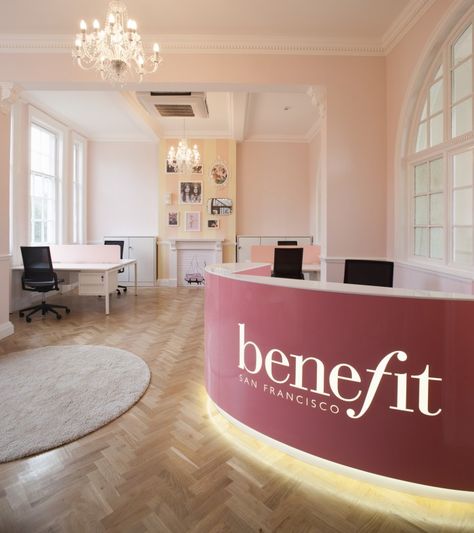 benefit's fresh and whimsical UK office Cosmetic Office Design, Dream Office Luxury, Reception Desk Office, Future Office, Office Tour, Boss Office, Pink Office, Life Vision, Ideal Life