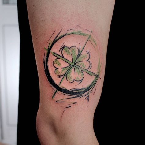 Celtic Tattoos For Men, Leaf Clover Tattoo, Tattoo Homme, Small Rib Tattoos, Small Symbol Tattoos, Bull Skull Tattoos, Hand Tatto, Small Foot Tattoos, Four Leaf Clover Tattoo