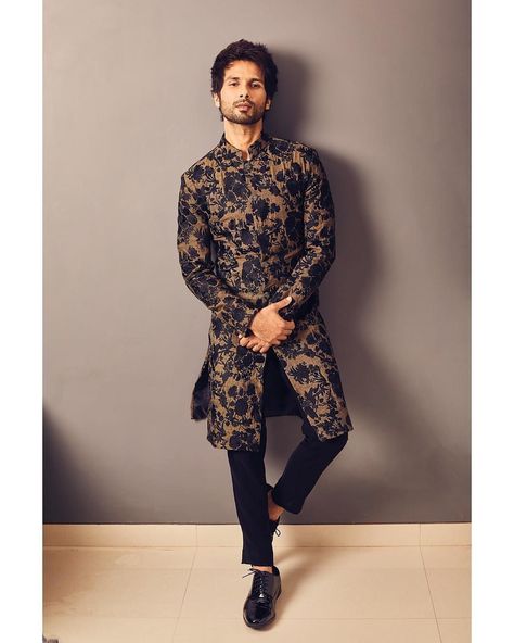 Shahid Kapoor Sherwani, Printed Suits For Men, Servani For Men, Wedding Dresses For Men Indian, Dresses For Men Wedding, Casual Wedding Outfit Men, Wedding Coat For Men, Jodhpuri Suits For Men Latest, Reception Dress For Men