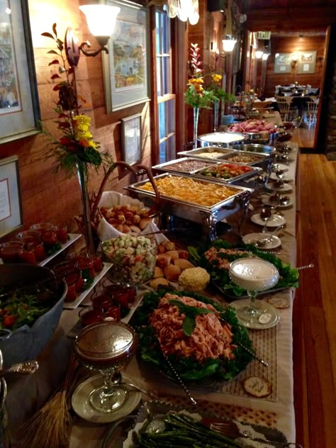 Thanksgiving Setup Buffet Tables, Thanksgiving Food Buffet Setup, Thanksgiving Wedding Food, Thanksgiving Dinner Buffet Setup, Thanksgiving Set Up Buffet Tables, Thanksgiving Buffet Setup Ideas Kitchen, Thanksgiving Buffet Table Setting Ideas, Potluck Table Setup, Thankgiving Setup Food Table