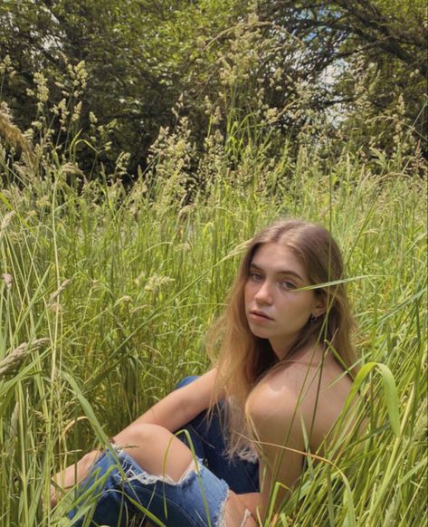 cottage core aesthetic summer girl in field Margherita Core, Ella Rene, Ella + Core + Aesthetic, Girl In Field, Cottage Core Girl, Cottage Core Aesthetic, Summer Girl, Alien Art, + Core + Aesthetic