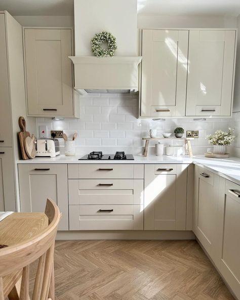 Small Cream Kitchen, Small Shaker Kitchen, Kitchen With White Countertops, Small Galley Kitchen Ideas, B&q Kitchens, White Kitchen Countertops, Small Galley Kitchen, Country Cottage Kitchen, White Shaker Kitchen