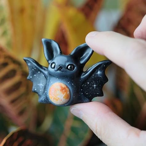 Bat Pottery, Clay Halloween Crafts, Polymer Clay Bat, Clay Bat, Clay Monsters, Halloween Clay, Halloween Characters, Diy Air Dry Clay, Polymer Clay Sculptures