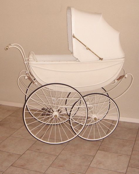 Vintage Baby Gear, Luxury Baby Room, Vintage Stroller, Baby Doll Furniture, Doll Pram, Sweet Dreams Baby, Vintage Pram, Baby Buggy, Baby Bats