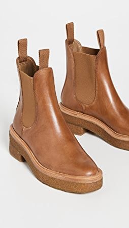 Style // Fall Capsule Wardrobe for Moms - Lauren McBride Capsule Wardrobe For Moms, Tan Chelsea Boots, Lauren Mcbride, Dress Up Jeans, Chelsea Boot Women, Brown Chelsea Boots, Botas Chelsea, The Everygirl, Suede Chelsea Boots