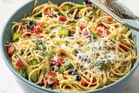 A colorful side that feeds a crowd. Popular Pasta Recipes, Spaghetti Salad, Make Ahead Salads, Salsa Fresca, Vinaigrette Salad, Salad Easy, Easy Cold, Lunch Salads, Easy Salad Recipes