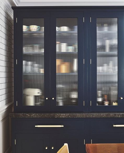 Blakes London on Instagram: “Fluted glass offers a welcomed break from the repetitive continuation of panelled/painted doors in a kitchen. It provides a distorted view…” Living Room Glass Cabinet, Bar Cabinetry, Glass Kitchen Cabinet, Blakes London, Belgium Style, Glass Kitchen Cabinets, Glass Shelves Kitchen, Navy Kitchen, Glass Cabinets