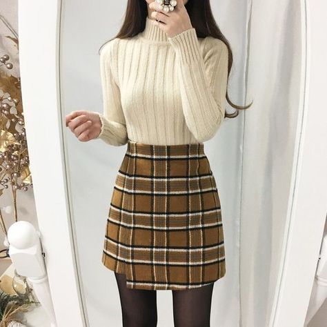 Brown Stockings Outfit, Skirt With Stockings Outfit, Brown Skirt Outfit, Mini Skirt Outfit Winter, Black Fall Outfits, Fashion Fairytale, Parisian Outfits, Checked Skirt, Winter Sweater Outfits