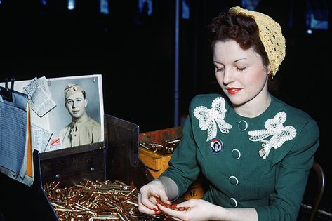 28 Pictures of Vintage Hair Snoods (that will make you want to wear a snood tomorrow) - Bobby Pin Blog / Vintage hair and makeup tips and tutorials Hair Snood, Nasa History, Hair And Makeup Tips, Rosie The Riveter, Live Colorfully, 1940s Fashion, Working Woman, Women In History, Vintage Hairstyles