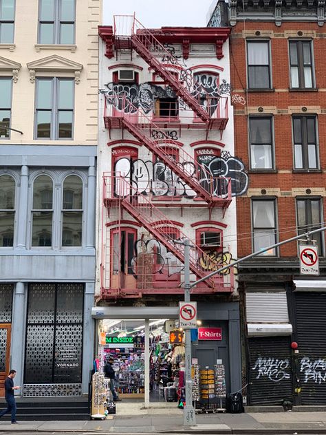 New York Graffiti Aesthetic, New York Graffiti Art, Street Building, Nyc Street Art Aesthetic, Graffiti On Buildings, Urban Structure, Graffiti Architecture, Ny Buildings, City Graffiti