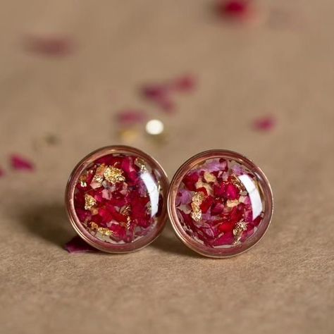 "Experience the perfect blend of nature and elegance with our rose gold preserved rose resin earring studs. Each pair is meticulously handcrafted to capture the timeless beauty of roses in a chic, wearable art form. Elevate your style with these unique treasures. 🌹✨ #HandcraftedJewelry #ResinArt #RoseGold #TimelessBeauty" #earrings #earringstud #explorepage #resinbusiness #rajathan #earring #waerableart #jewelry Diy Resin Earrings, Resin Pendant Diy, Resin Jewlery, Resin Inspiration, Mustard Seed Jewelry, Faberge Jewelry, Baby Shower Photo Booth, Resin Earring, Handmade Clay Jewelry