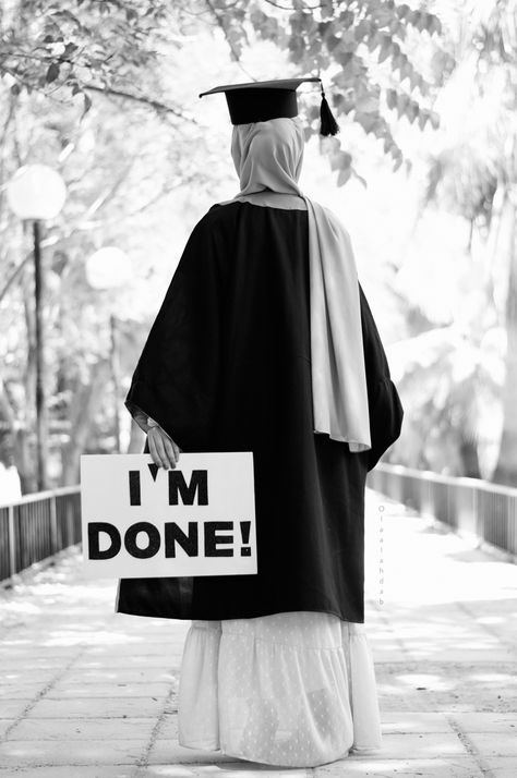 Convocation Dress Graduation Muslim, Graduation Dress University Hijab, Graduation Photography Studio, Muslim Graduation Outfit, Graduation Pictures Hijab, Convocation Dress Graduation, Convocation Dress, Graduation Dress University, Muslim Graduation