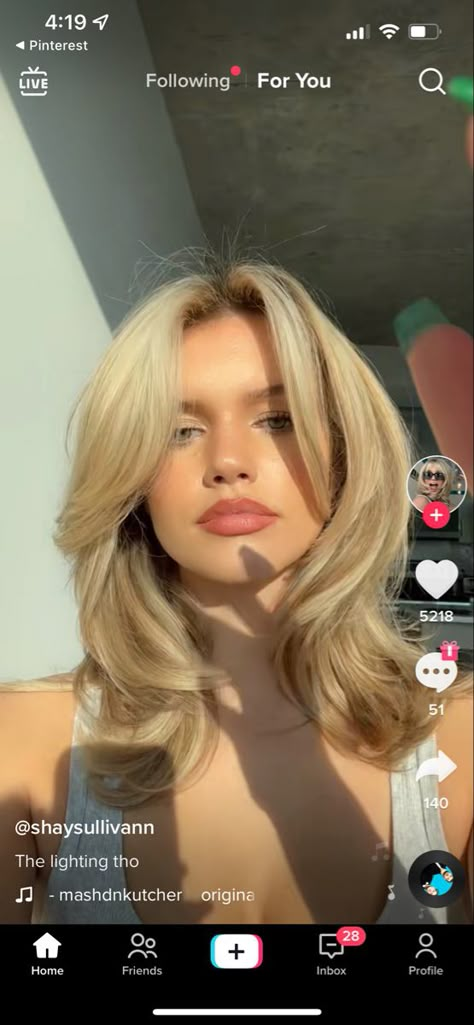 Layered Hair 2023 Medium, Trendy Hairstyles Curtain Bangs, Medium Rachel Haircut, Trending Haircuts Layers, Rachel Inspired Hair, Shoulder Length Glam Hair Styles, Hair Styles Layers Short, Layers And Volume Hair, Butterfly Haircut Medium Blonde