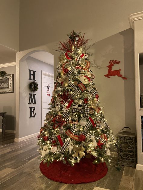 Farmhouse Style Christmas Tree, Farmhouse Christmas Tree Ideas 2022, Farmhouse Christmas Tree Decorations, Farmhouse Christmas Trees, Tree Decorating Ideas, Farmhouse Christmas Tree Ideas, Best Christmas Tree Decorations, Buffalo Plaid Christmas Decor, Buffalo Plaid Christmas Tree