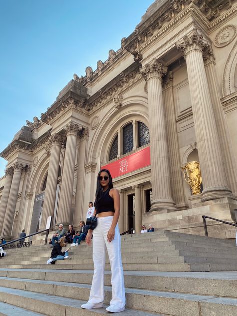 Gossip girl, the met, nyc, new york, escaleras del MET Met Steps Pictures, Ny Aesthetic, Madrid Outfits, Nyc Vibes, Xoxo Gossip Girl, York Outfits, Nyc Pics, Nyc Photos, New York Outfit