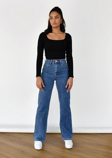 Dark Wash Ripped Jeans Outfits, Dark Jeans Outfit Ideas, Straight Fit Jeans Outfit Ideas, Dark Blue Jeans Fall Outfit, Dark Blue Straight Leg Jeans Outfit, Straight Leg Blue Jeans Outfit, Dark Blue Ripped Jeans Outfits, Dark Mom Jeans Outfit, Dark Wash Straight Leg Jeans Outfit