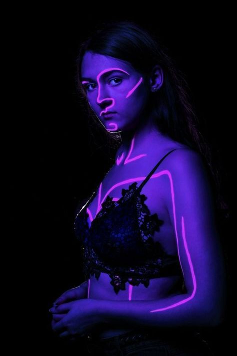 Black Light Photoshoot Ideas, Uv Makeup Ideas Black Lights, Uv Party Outfit, Uv Makeup Ideas, Uv Light Party, Black Light Photoshoot, Uv Body Painting, Black Light Makeup, Uv Face Paint