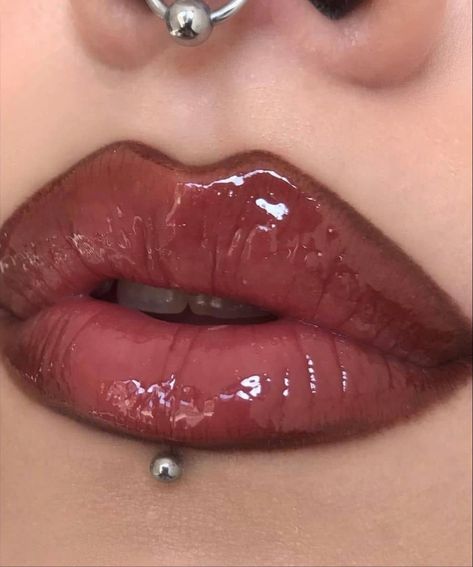 Small Labret Piercing, Lambert Piercing, Lip Percinings, Labret Piercing Aesthetic, Lip Piercing Vertical Labret, Central Labret Piercing, Unique Piercings Face, Vertical Labret Piercing Aesthetic, Vertical Lip Piercing