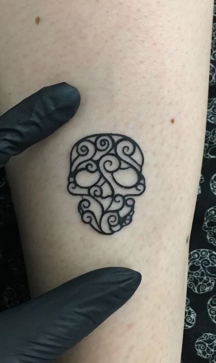 Day Of The Dead Flash Tattoo, Black And White Sugar Skull Tattoo, Happy Skull Tattoo, Skull Finger Tattoo For Women, Simple Sugar Skull Tattoo, Small Tattoos Skull, Small Skull Tattoo Ideas, Small Skull Tattoo Design, Mexican Tattoo Ideas For Women