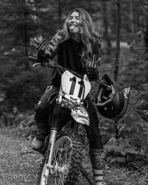 Cross Bike Motocross, Dirtbike Pictures Ideas, Dirt Bike Poses, Motercross Pictures, Motocross Photoshoot, I Got Deported By 6, Dirt Bike Photoshoot, Motor Bike Girl, Girl Dirtbike