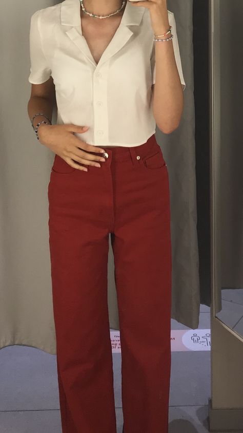 white shirt/wide red jeans/ pearl jewellery Study Fits, Red Jeans Outfit, Red Shirt Outfits, Outfits 60s, Red And White Outfits, Red Button Up Shirt, Red Shirt Dress, Outfit Inspo Summer, Cream Shirt