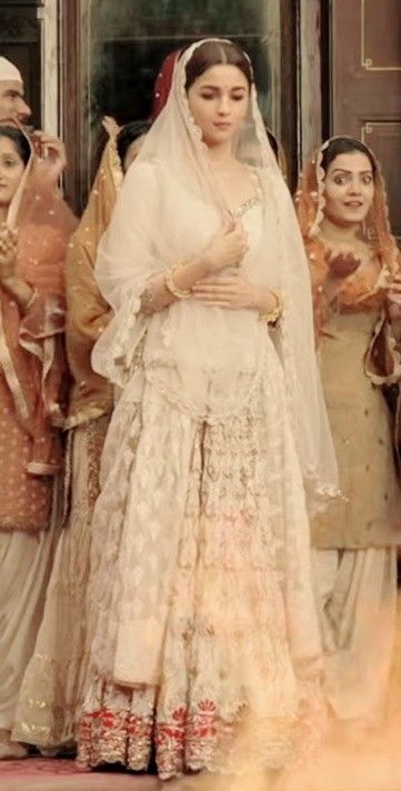 Kalank Movie Outfits, Alia Bhatt In Kalank Dresses, Alia Bhatt Kalank Outfits, Kathak Lehenga, Alia Bhatt Kalank Movie Outfit, Roop Kalank Outfits, Kalank Alia Bhatt Dress, Alia Bhatt In Kalank, Kalank Outfits