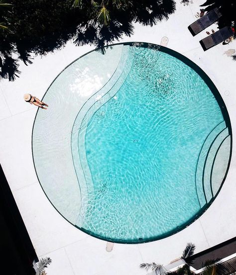 POOL PERFECTION ▪️@the_bower_byron_bay iconic circle pool and check out those mammoth pavers too ▪️Vi Kolam Air, Luxury Swimming Pools, Round Pool, Abstract Designs, Swimming Pool Designs, Lounge Decor, Design Hotel, Garden Pool, Villa Design