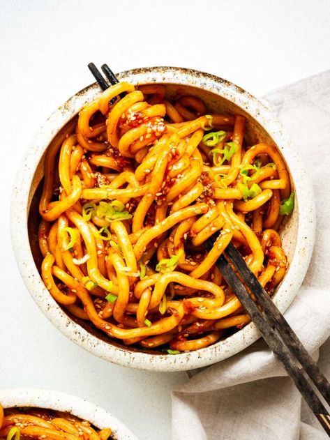 Gochujang Recipes, Korean Noodle Recipes, Spicy Korean Noodles, Gochujang Noodles, Dorm Cooking, Noodle Sauce, Noodles Spicy, Leftover Veggies, Easy Korean Recipes