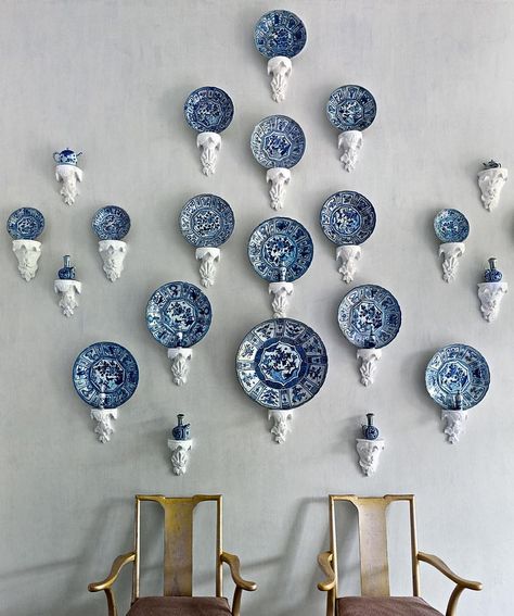 Proof there’s more than one way to display your favorite porcelain. Photo by @bjornwallander; design by @axelvervoordt Blue And White Plates, Monday Inspiration, Blue White Decor, Nate Berkus, Chinoiserie Chic, Blue And White China, White Plates, Best Interior Design, Blue Decor