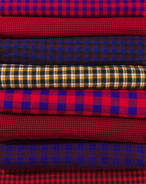 Plain Masai shuka Kenya Culture, Maasai Shuka, Maasai People, Tartan Fashion, Traditional Dresses Designs, African Textile, Culture Clothing, African Mud Cloth, Picnic Blankets