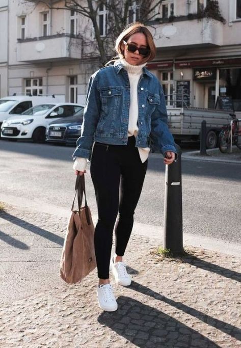 Winter Jacket Outfits, White Sneakers Outfit, Look Legging, Jacket Outfit Women, Jean Jacket Outfits, 일본 패션, Denim Jacket Outfit, Elegante Casual, Mode Casual