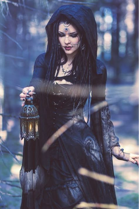 Witches Costumes For Women, Witch Photos, Costumes College, Gothic Costume, Witch Coven, Witch Costumes, Halloween Costume Idea, Halloween Photography, Witch Makeup