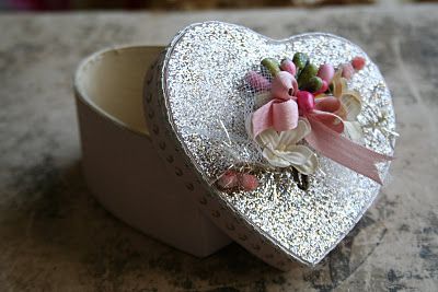 the adventures of bluegirlxo: diy valentine heart box tutorial Heart Boxes Diy Crafts, Heart Box Tutorial, Valentine Inspiration, Pretty Presents, Valentine Boxes, Diy Heart, Box Tutorial, Blue Girl, Valentines Ideas