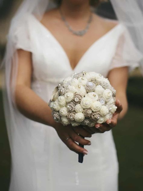 Crochet your own wedding bouquet with this beautiful cream and ivory beaded bouquet. Wedding Knitting, Daisy Bouquet Wedding, Wedding Crochet Patterns, Crochet Wedding Dress Pattern, Wedding Crochet, Bouquets Diy, Beaded Bouquet, Weddings Idea, Crochet Wedding Dresses