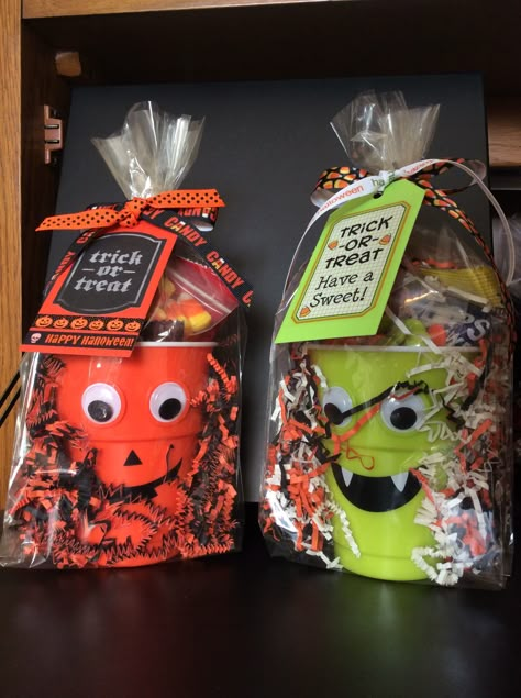 Diy Halloween Goodie Bags For Kids, Halloween Goodie Bag Ideas For School, Halloween Grams, Halloween Fundraiser Ideas, Toddler Halloween Gifts, Diy Halloween Goodie Bags, Halloween Class Treats, Kids School Gifts, Halloween Trophies