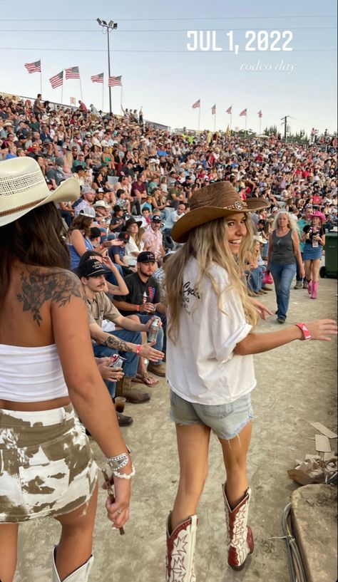 Stampede Outfit, Summer Concert Outfit, Concert Outfit Inspo, Uggs Boots, Concert Outfit Summer, Cowgirl Style Outfits, Fair Outfits, Country Summer, Fest Outfits