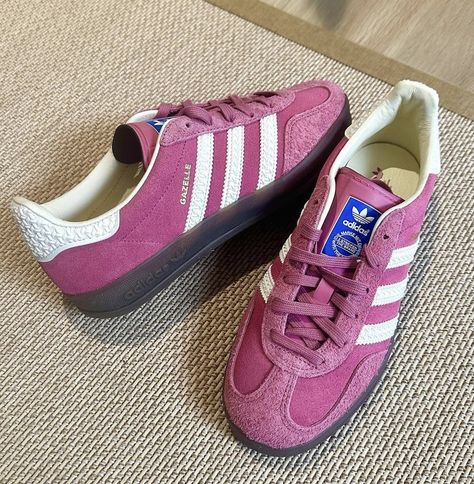 insta: 969dd.er Adidas Gazelle Pink, Adidas Gazelle Outfit, Pink Gazelles, Adidas Gazelle Shoes, Gazelle Shoes, Summer Wallpapers, Shoe Inspo, Everyday Shoes, Dream Style